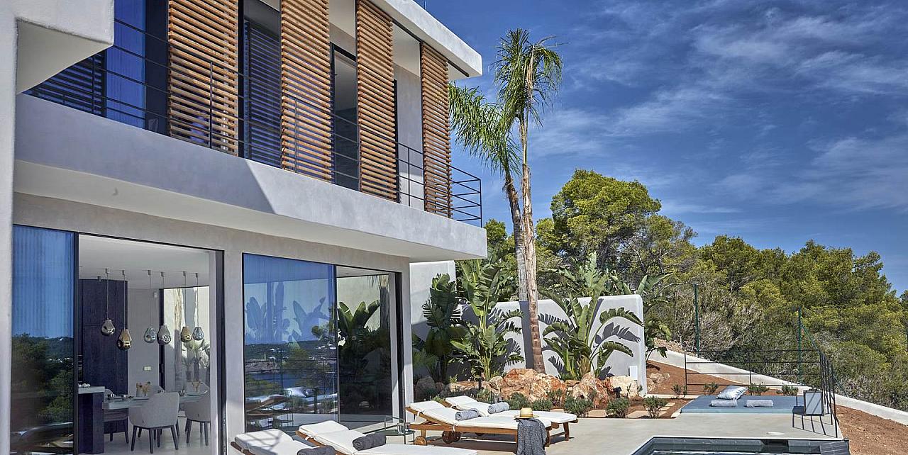 Luxury 5-bedroom villa for sale in Cala Moli 
