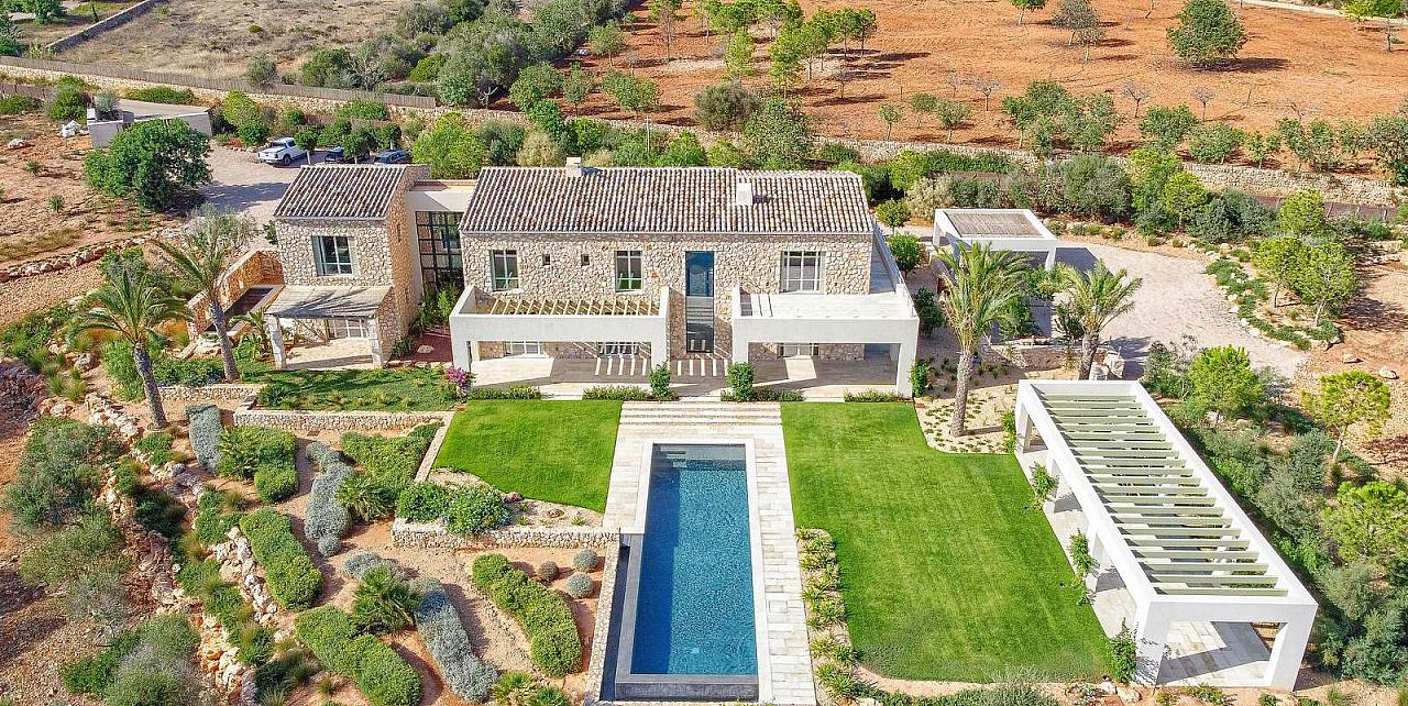 Country house for sale in Santanyí | Luxury real estate listing with stunning architecture and scenic views