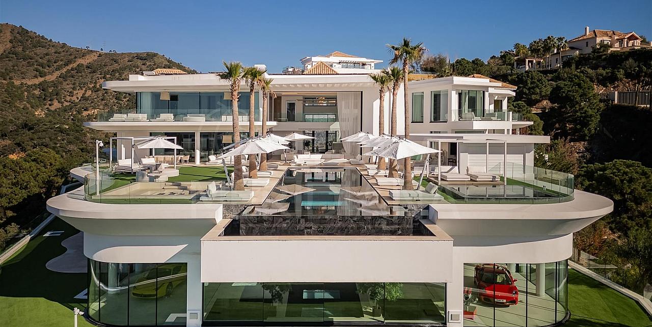 Iconic Luxury Villa for Sale in Benahavís, Andalucía | Luxury real estate listing with modern architecture and scenic views