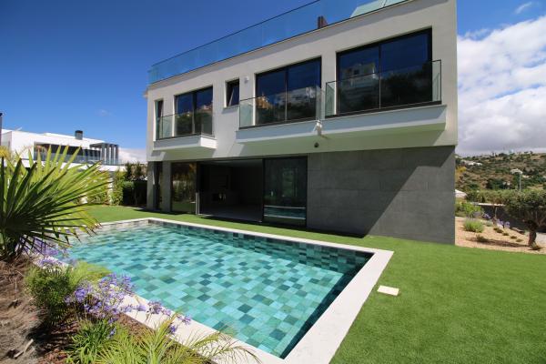 Newly Built 4-Bedroom Villa with Roof Terrace and Marina Views