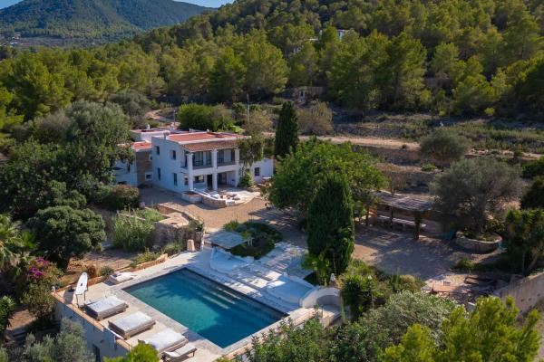 Renovated finca with 7 en-suite bedrooms, sea views, pool, and tourist rental licence for sale