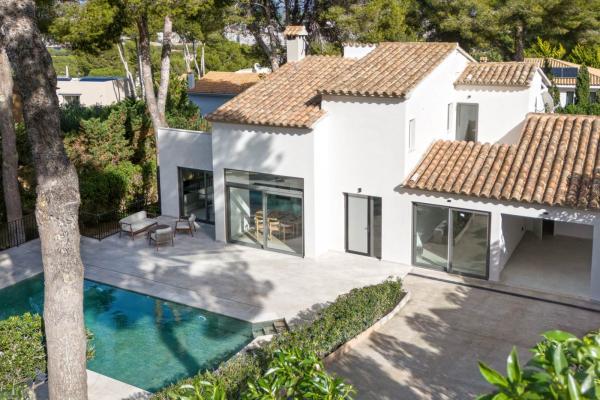 Contemporary 4-Bedroom Villa with Pool