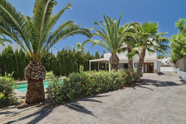 Peaceful 4-Bedroom Villa with Pool