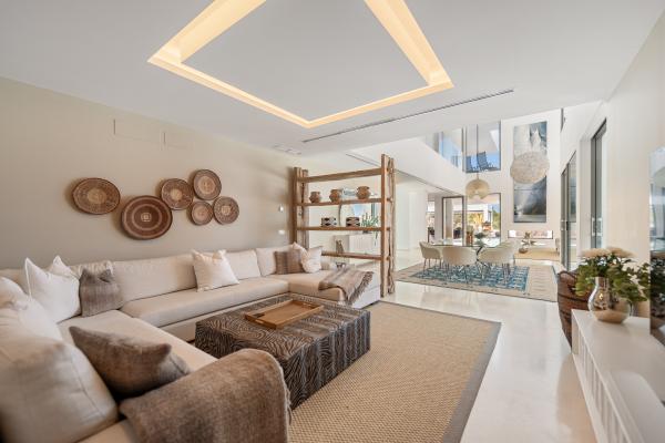 Contemporary Luxury Villa for Sale in La Cerquilla, Nueva Andalucía