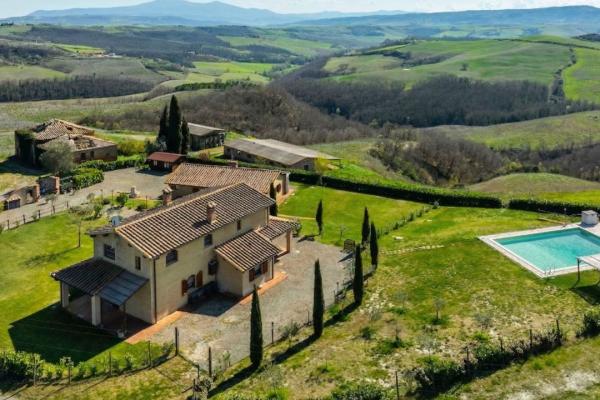 Val d’Orcia Estate with Farmhouses