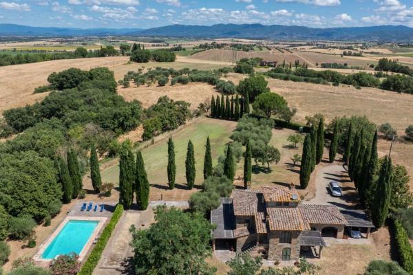 Historic Country Villa with Turret and Pool for Sale in Cortona, Tuscany