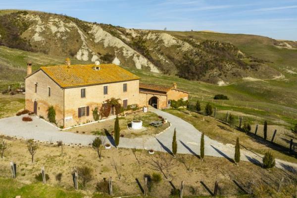 Tuscan Farmhouse with Annexes