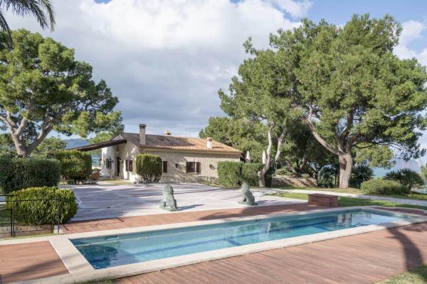 Beachfront Villa for Sale in Alcúdia – Mallorca