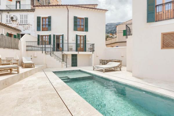 Renovated Townhouse with Pool