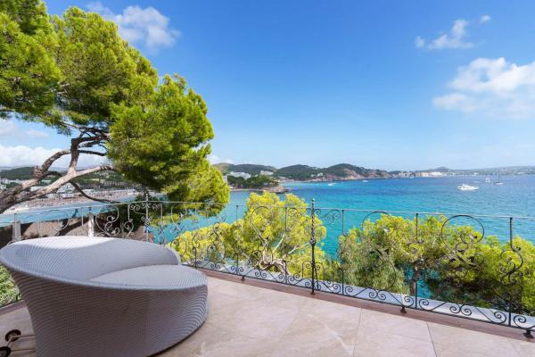 Seafront Villa with Private Dock and Beach