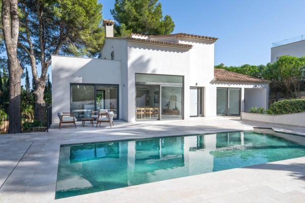 Contemporary 4-Bedroom Villa with Pool