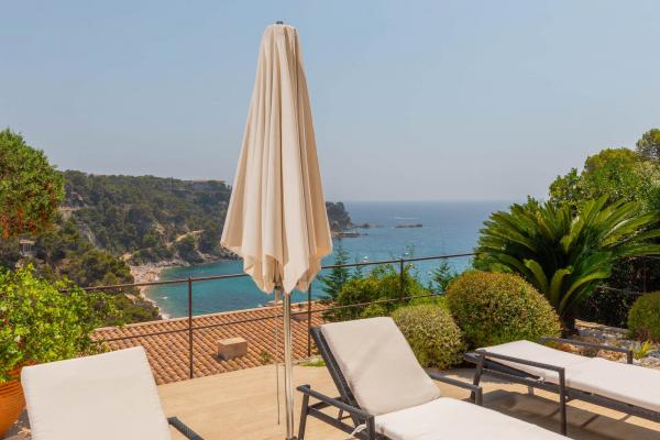 Spectacular Seafront Luxury Villa