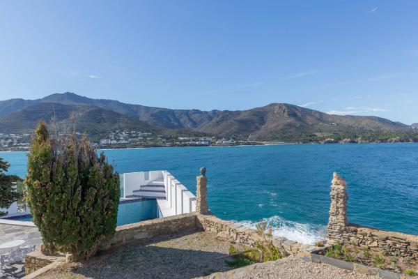 Rare Hilltop Villa with 360° Views