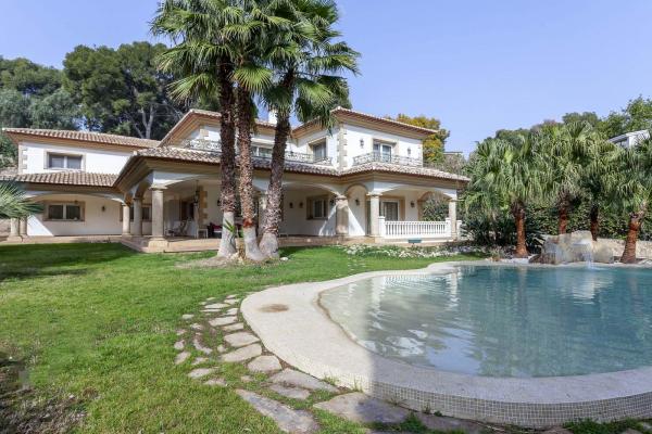 Exceptional Seven-Bedroom Villa