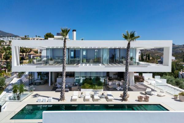 Luxury Contemporary Villa for Sale in La Quinta, Marbella