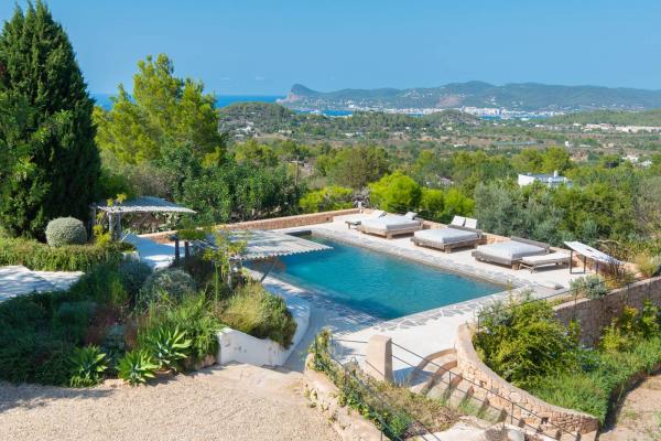 Renovated finca with 7 en-suite bedrooms, sea views, pool, and tourist rental licence for sale