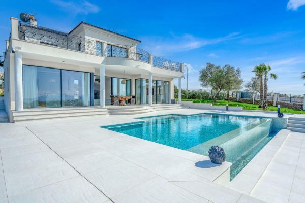 Exceptional Villa with Panoramic Views for Sale in Palma de Mallorca