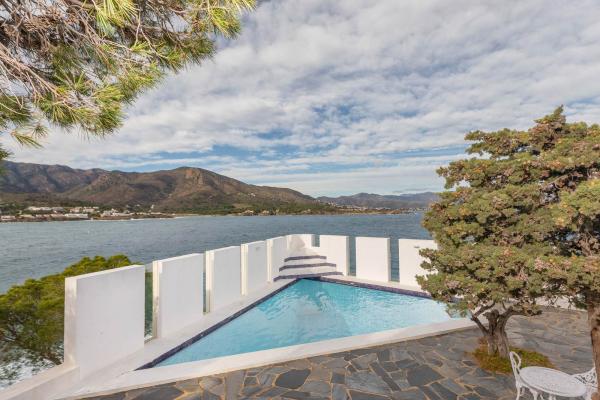 Rare Hilltop Villa with 360° Views