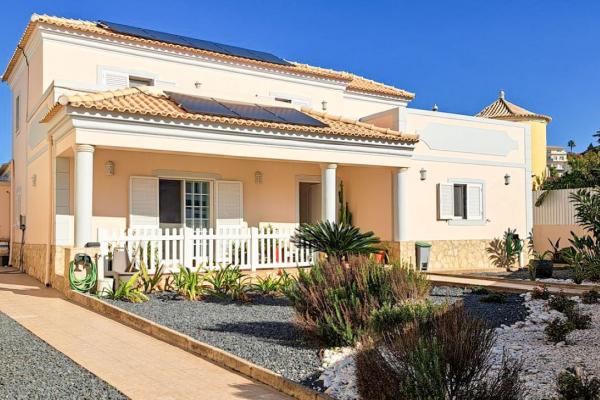 Sophisticated 4 bedroom villa for sale in Loule