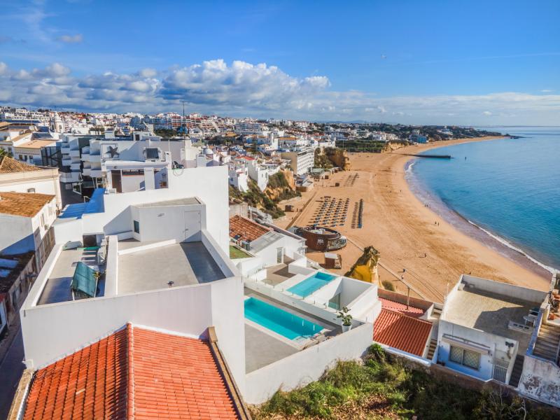 Renovated Contemporary 3-Bedroom Villa , Albufeira 