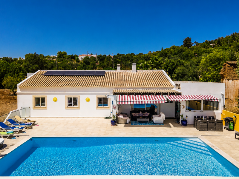 Single Story 4 Bedroom Villa with Large Plot near Paderne , Portugal