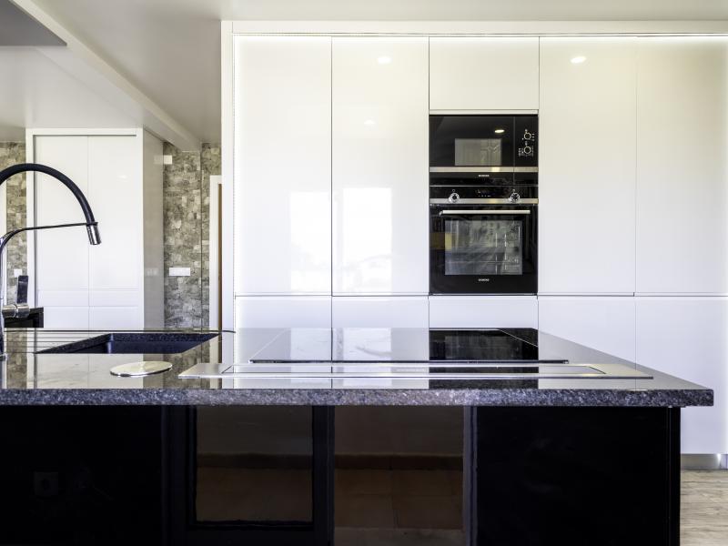 Algarve Villa for Sale in Galé – Coastal Living Near Albufeira | Luxury kitchen in a real estate property
