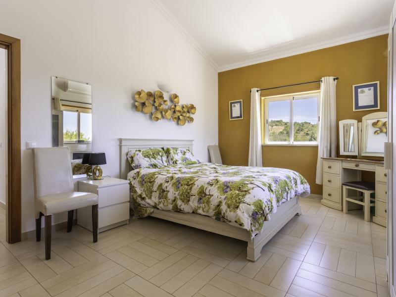 Single Story 4 Bedroom Villa with Large Plot near Paderne , Silves 