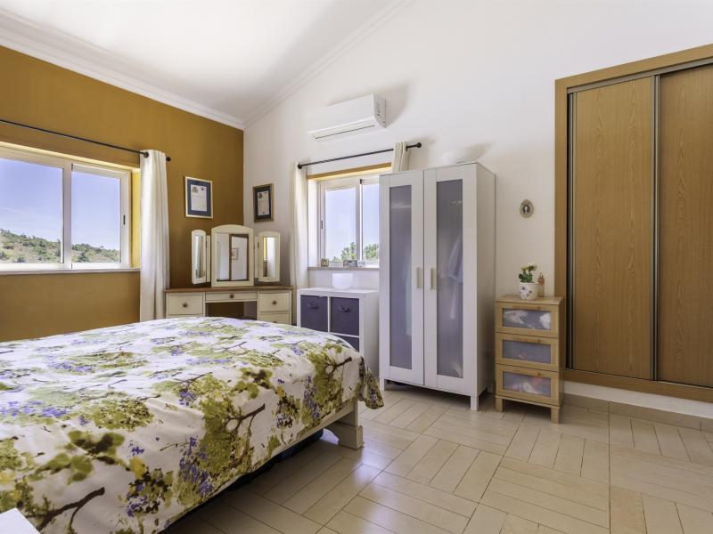 Single Story 4 Bedroom Villa with Large Plot near Paderne , Silves 
