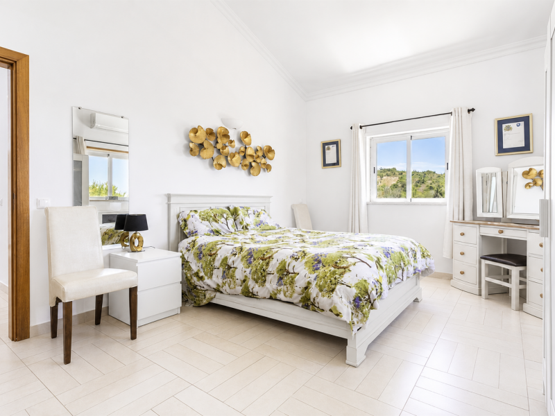 Single Story 4 Bedroom Villa with Large Plot near Paderne , Portugal