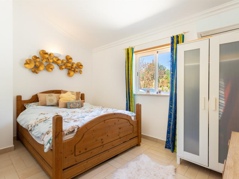 Single Story 4 Bedroom Villa with Large Plot near Paderne , Silves 