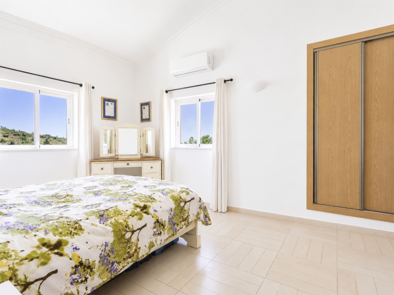 Single Story 4 Bedroom Villa with Large Plot near Paderne , Portugal