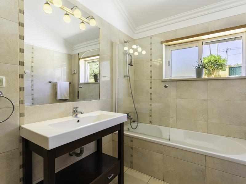 Single Story 4 Bedroom Villa with Large Plot near Paderne , Silves 