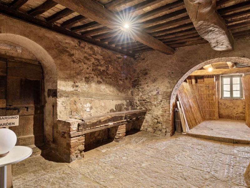 Prestigious Historic Apartment for Sale in Montefollonico, Tuscany , Tuscany 