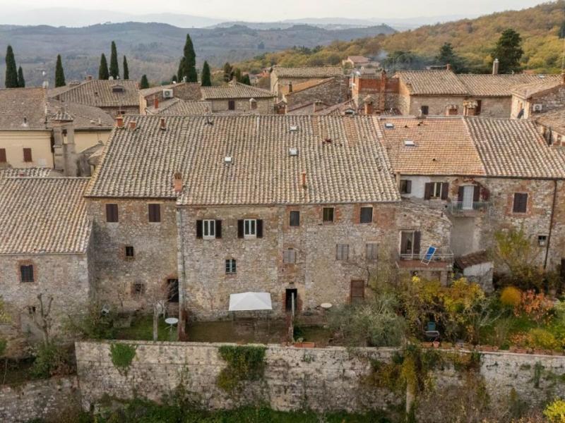 Prestigious Historic Apartment for Sale in Montefollonico, Tuscany , Tuscany 