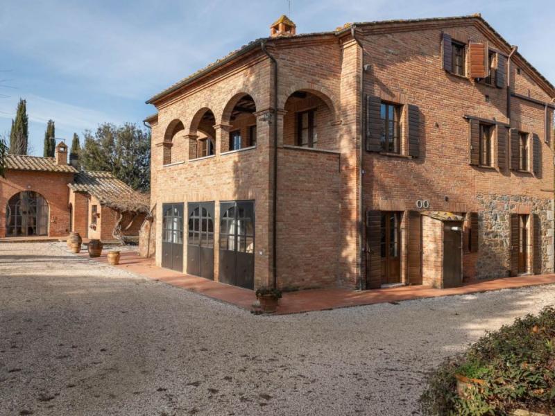 Classic DOCG Winery Estate with 1700s Country Houses – Montepulciano , Tuscany 