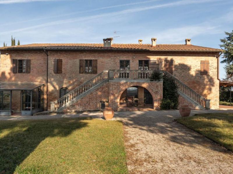 Classic DOCG Winery Estate with 1700s Country Houses – Montepulciano , Tuscany 