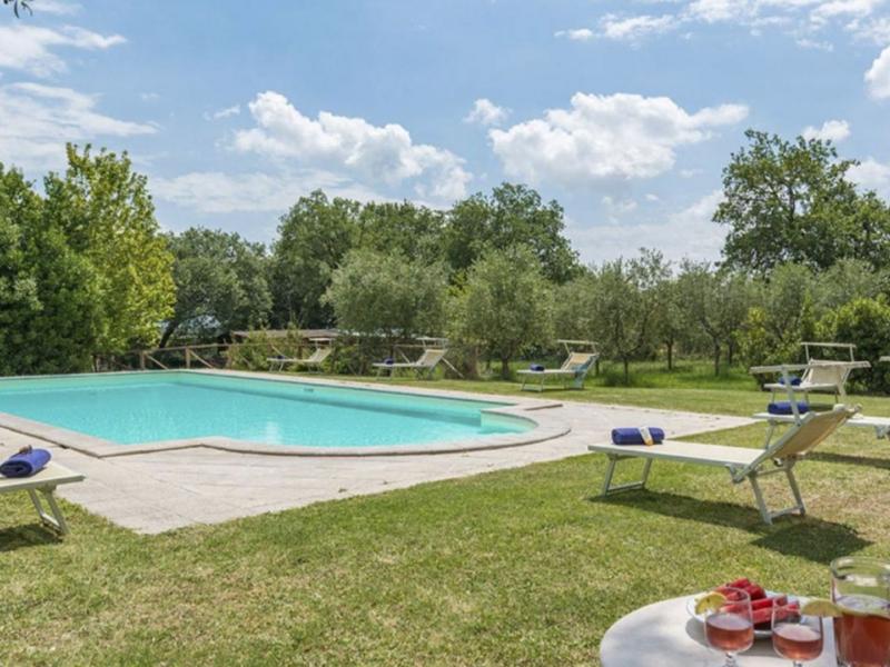 1800s Tuscan Country Villa with Pool for Sale in Cortona , Tuscany 