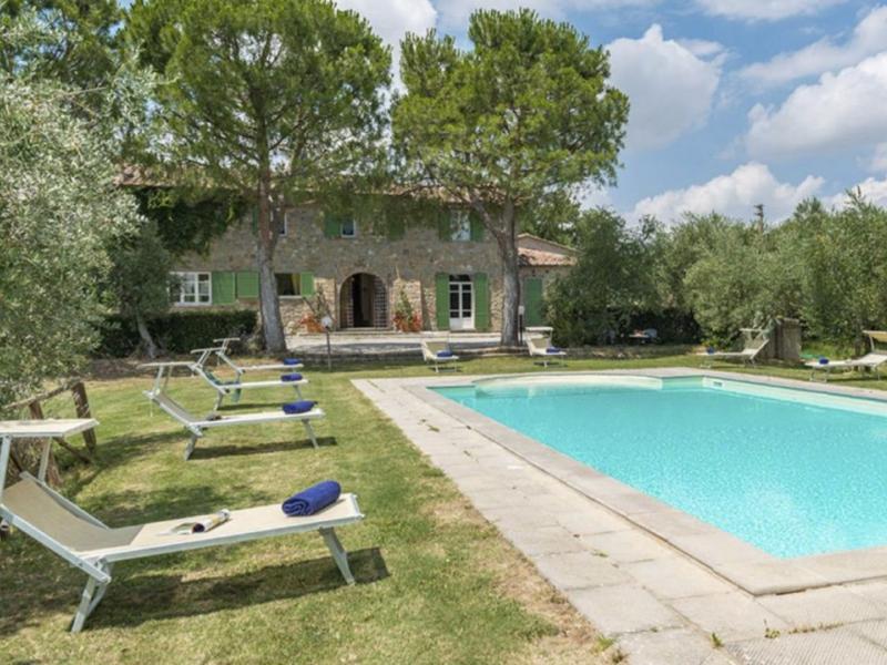 1800s Tuscan Country Villa with Pool for Sale in Cortona , Tuscany 