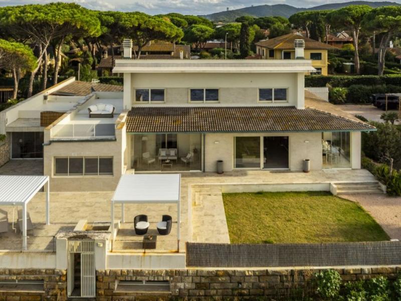 Sea-Front Luxury Villa for Sale on the Tuscan Riviera , Tuscany 