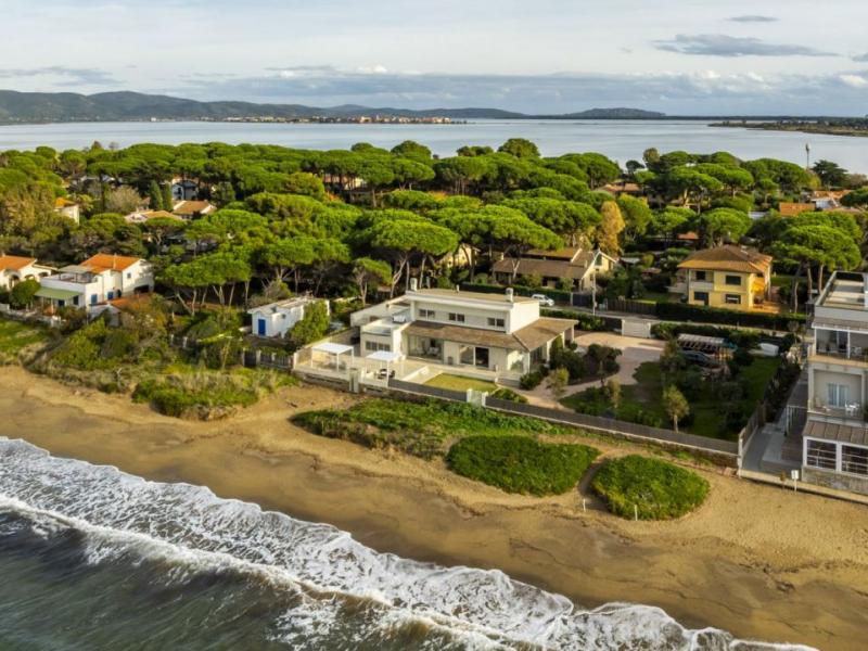 Sea-Front Luxury Villa for Sale on the Tuscan Riviera , Tuscany 