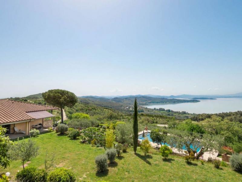 Hill-Top Lake View Villa with Infinity Pool , Umbria 