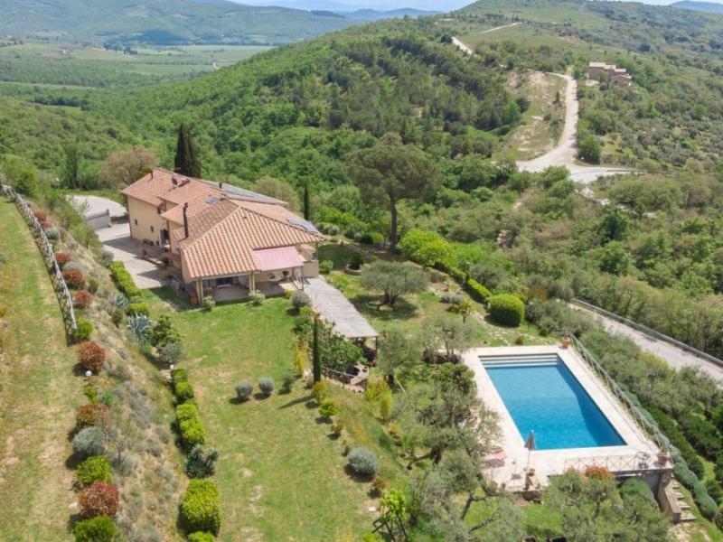 Hill-Top Lake View Villa with Infinity Pool , Umbria 