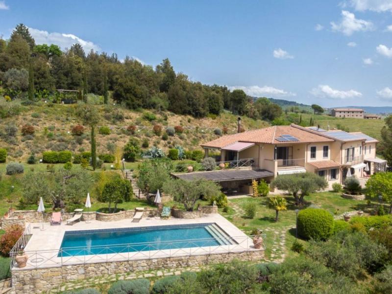 Hill-Top Lake View Villa with Infinity Pool , Umbria 