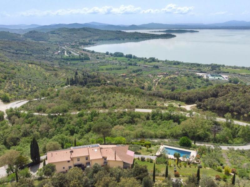 Hill-Top Lake View Villa with Infinity Pool , Umbria 