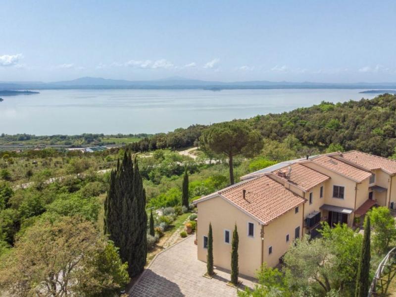 Hill-Top Lake View Villa with Infinity Pool , Umbria 