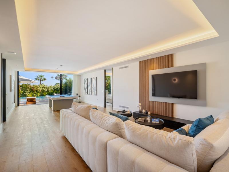 Luxury Villa for Sale in Marbella – Frontline Golf Villa 2000 , Nueva Andalucia 