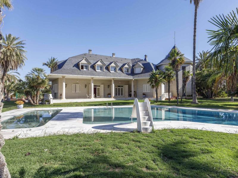 Exceptional Estate with 2 Villas, 2 Pools & 40,000 m² of Orange Groves , Valencia 