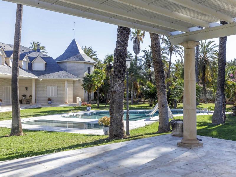 Exceptional Estate with 2 Villas, 2 Pools & 40,000 m² of Orange Groves , Valencia 
