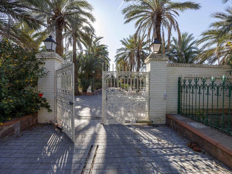 Exceptional Estate with 2 Villas, 2 Pools & 40,000 m² of Orange Groves , Valencia 