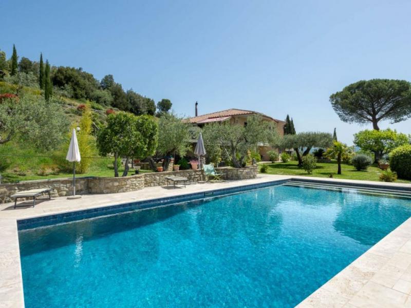 Hill-Top Lake View Villa with Infinity Pool , Umbria 